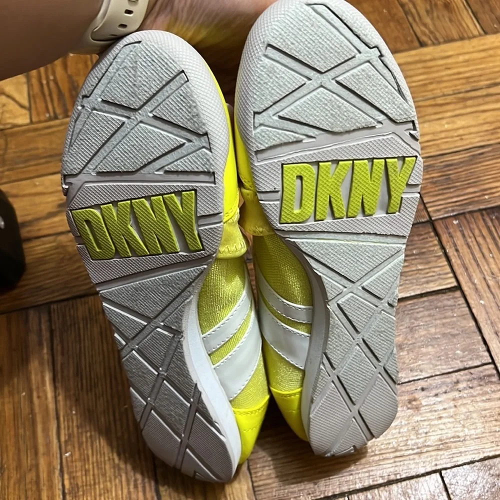 NWOB DKNY yellow shoes size: 8 - Picture 5 of 6